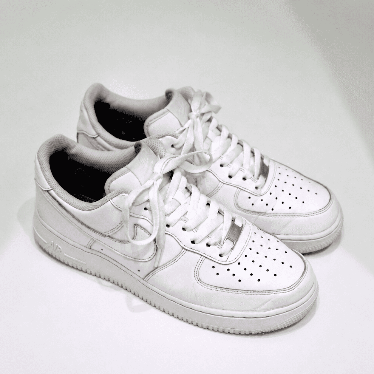 Белые кроссовки Nike Air Force 1 после чистки