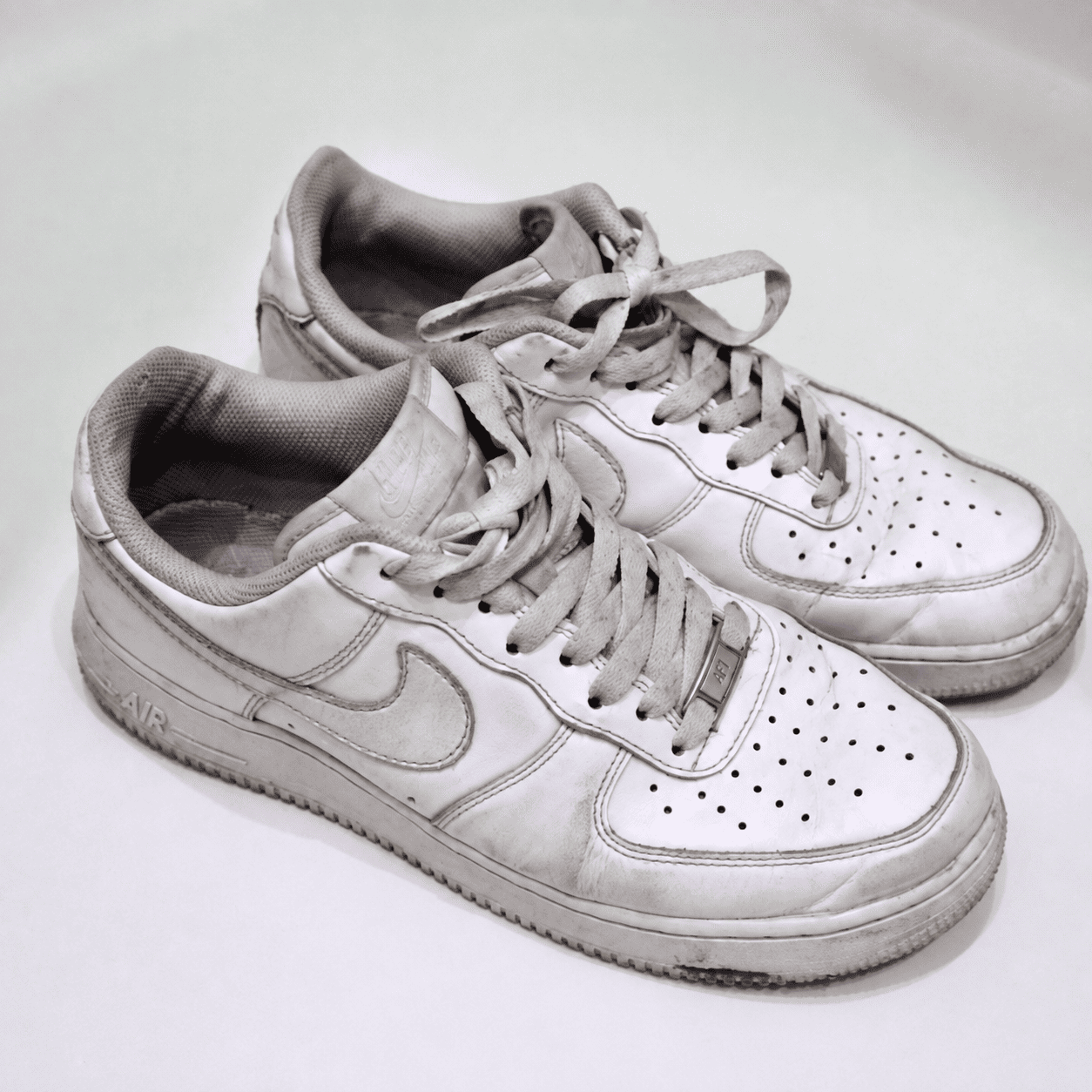 Белые кроссовки Nike Air Force 1 до чистки